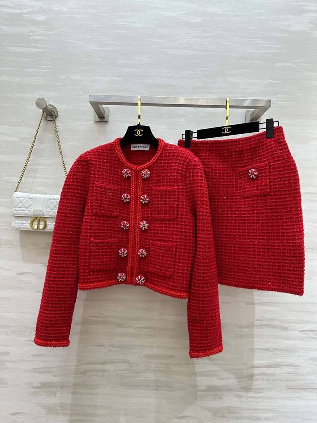 Sp3高订 重工贵气感针织套装 小香风针织 经典水钻扣点缀 高腰线设计拉长身材线条比例 勾勒出曼妙的身材 显得非常高贵的气质 穿上她即刻拥有气质名媛的感觉 高品