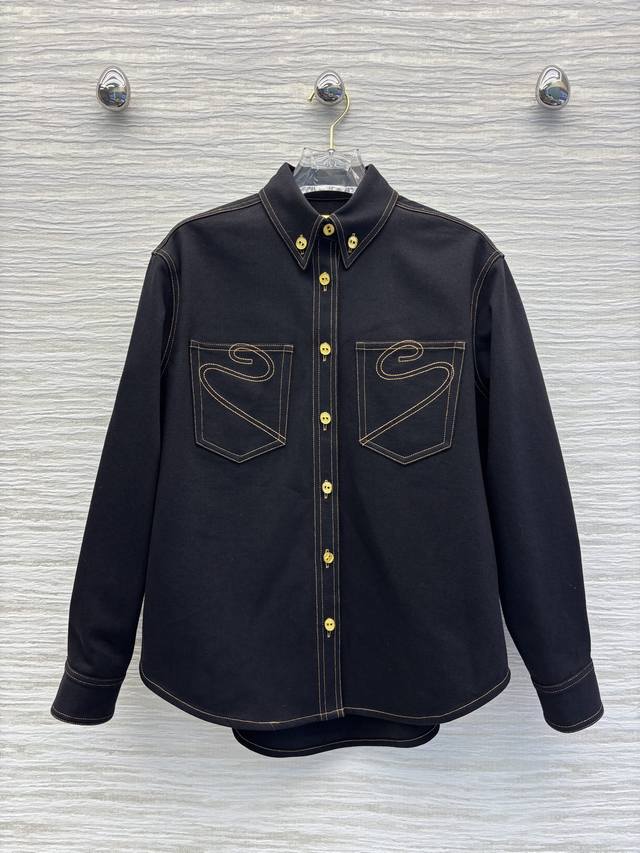 Sch家 25新款 异形扣装饰牛仔衬衫 明线车线洗水牛仔衬衫 率性时髦 洗水牛仔棉 非常软糯 兼具春夏秋三季的穿着 松弛有度的时髦感 自带洒脱感 属于怎么搭配都