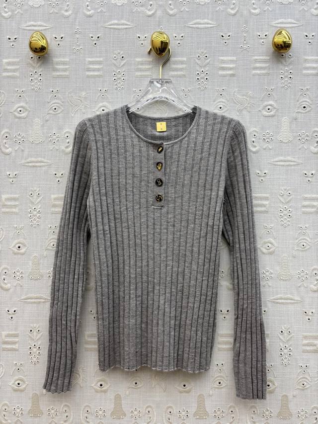 Sch 25新款 异形扣圆领针织毛衣 高颜值竖条纹精纺羊毛面料 三个色都不挑肤色轻松显白 异形扣装饰设计 圆领版型是任何身材都可以驾驭的 藏肉显瘦绝绝子 三色S