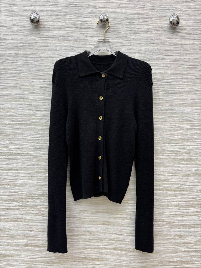 Sch 25秋冬新款 异形扣装饰翻领针织开衫 高弹基础版型上身非常显瘦 简约又大牌 上身就是酷飒时髦减龄气质 时髦又高级 随便搭配都有一种随性自在的感觉 羊毛纱