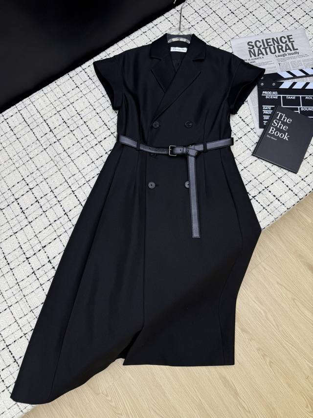 Dio*25新款 原版开模定制面料 翻领双排扣长款连衣裙 宝藏西装裙 气质感满满 版型立体有型 修身显瘦 比较日常 有休闲感 各种场合都能穿 利落大气 经典双排