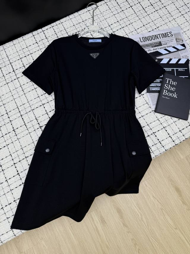 休闲必备款 25Ss 抽绳设计圆领连衣裙 经典三角标很有设计感 T恤圆领设计 腰部松紧做法 显瘦版型 更有包容性 不管什么身材都可以驾驭 两色Sml