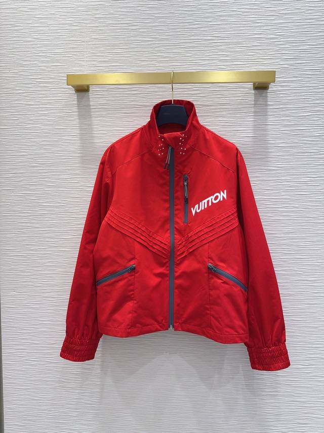Louis Vuitto* 2025Fw新款冲锋衣 时髦度爆棚 高级定制V家专属Logo 绝绝子的版型 随性洒脱！不旦颜色美，质感也敲好！复古又时尚 Sml S