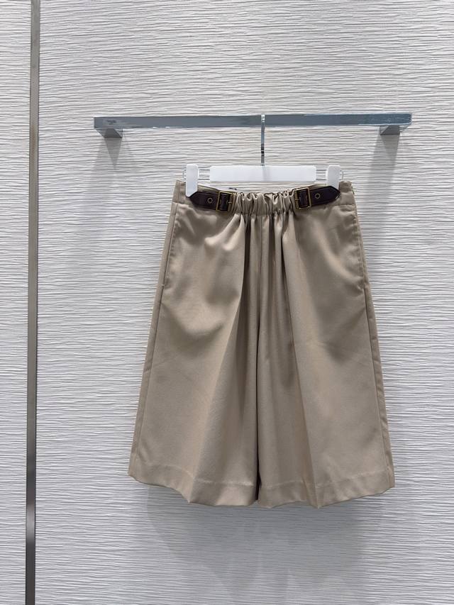 Loe W*E2025Fw新款套装 简洁大气 非常高级的进口质地 仔细看细节 颜色超正上身非常飒爽 干净有品 提气质~~完全按照高定成衣水准 无法不爱 气质Mm