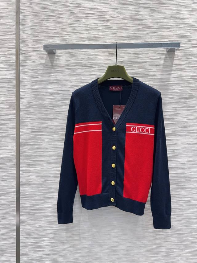 Gucc*2025Fw新品 经典开衫毛衣 100%羊毛 质感细腻软糯。经典减龄单品！版型不挑人上身巨显瘦！白富美必收的完美单品。质感超赞完美做工品质！现货开抢