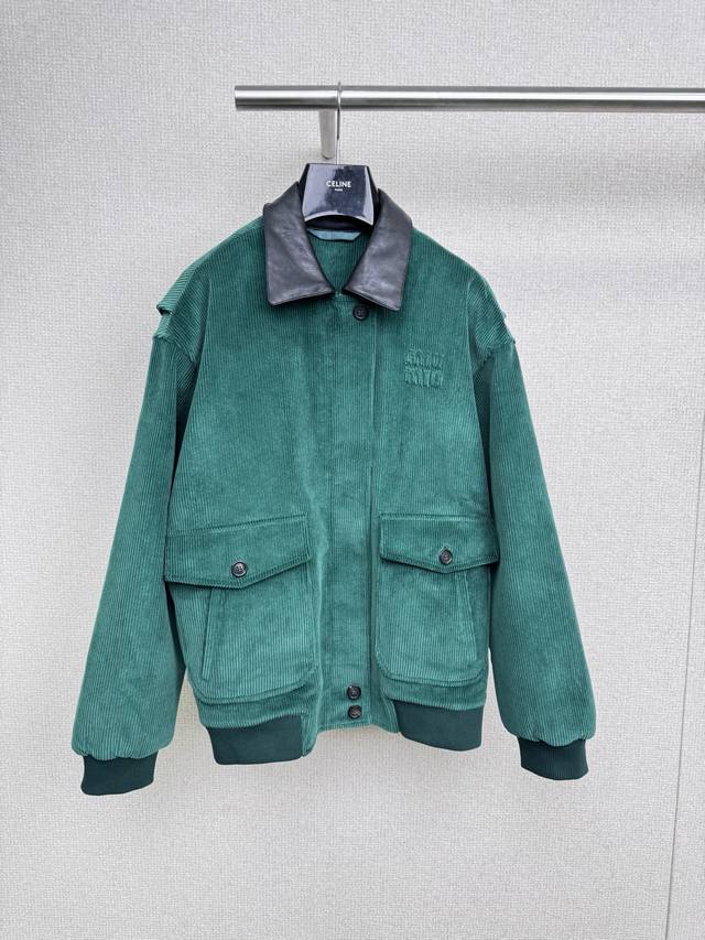 Miumiu2025秋冬新款灯芯绒皮质领子棉服夹克外套，这次是中长的，适应的人群更广，简单且时髦的一件棉服，剪裁出众的廓形棉服热度愈发膨胀，丝毫没有退潮的意思，