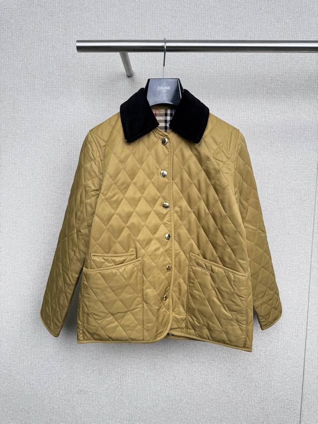 Burberry2025秋冬款老钱风复古菱格轻薄款棉服，直筒短棉衣夹克，它的优势就是轻便、保暖、不臃肿，实用性很高，在用不上羽绒服的时候，它就是你最好的“续命