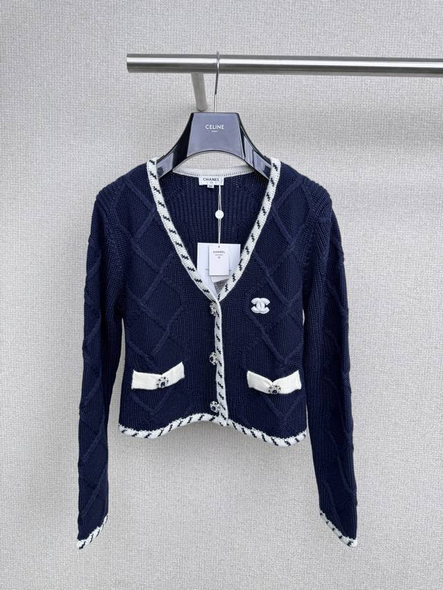 Chanel2025秋冬新款钻扣菱格提花V领短款针织开衫，黑白撞色的小香风针织开衫，经典V领设计，勾勒优雅颈部线条，精致钻扣点缀，自带贵气，对称口袋、撞色包边，