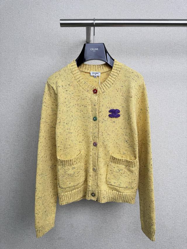 Chanel2025秋冬新款金黄色花纱氛围羊毛开衫，绝绝子的好看，小宽松版型，加上针织自带的弹力，包容性非常好，各种身材都能驾驭，衣长刚刚好，好穿不压个子，小圆