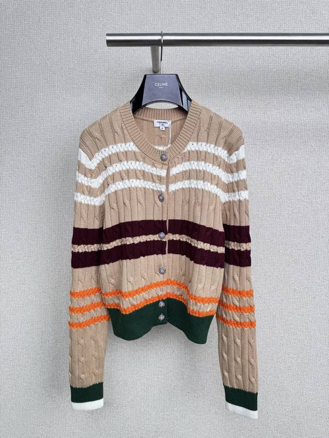 Chanel2025秋冬新款圆领条纹针织开衫，宝子们，今天必须给大家分享一款超级可爱减龄的彩色条纹毛衣开衫，明亮的色彩相互交织，红的热烈、黄的活泼、蓝的清新、就