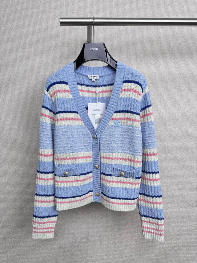 Chanel2025秋冬新款V领条纹短宽针织开衫，早秋氛围感密码，这件条纹开衫太绝啦，谁懂啊！一整个被这件条纹针织开衫拿捏住了，这款我们做的是一个精选羊毛混纺，