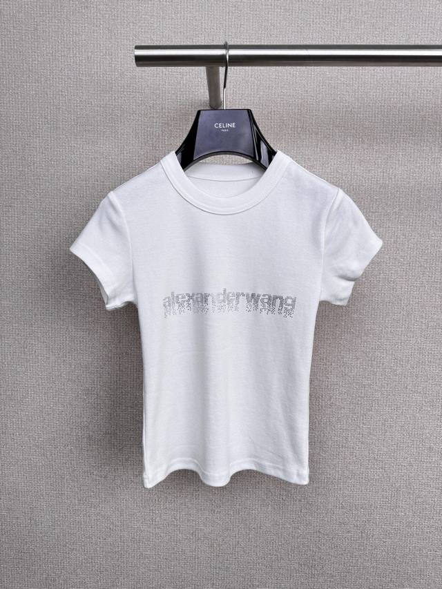 Alexanderwang亚历山大王秋冬新款烫钻字母T恤，太出片了 上面的“Aw”烫钻字母，独特又精致，像是藏着专属的时尚密语，一下子就让整件衣服有了灵魂，和普