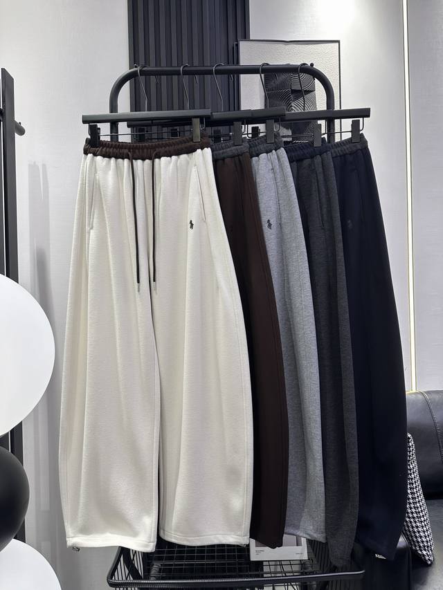 Qoy-新款 撞色腰头刺绣弯刀裤 弯刀剪裁不是直白的修饰 而是用流畅线条悄悄勾勒利落感 面料软而不塌 久坐也不易变形 推荐 五色 Smlxl