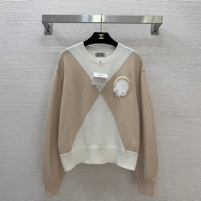 Hermè*新款高端定制双色拼接胸前徽章装饰修身显瘦短款套头长袖针织衫毛衣上衣！卡其色、蓝色、 M码：肩宽47，胸围110，袖长55，衣长54
