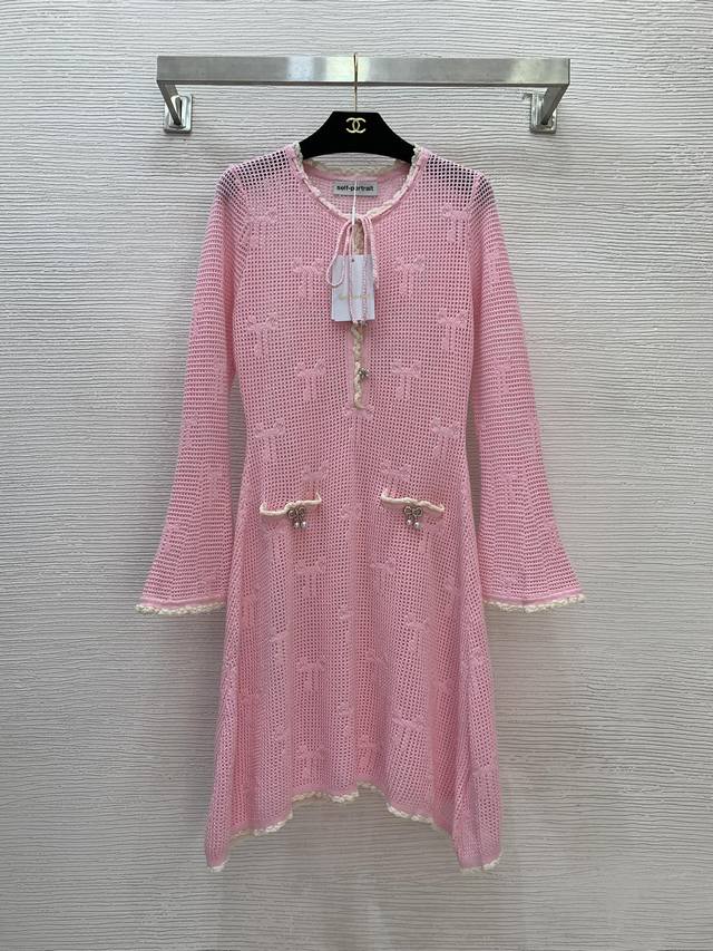 Self-portrai*新款Sp家气质甜美蝴蝶结镂空透视网眼针织面料、镶钻花扣系扣门襟圆领修身显瘦喇叭袖连衣裙！粉色， M码：肩宽36，胸围82～86，腰围6