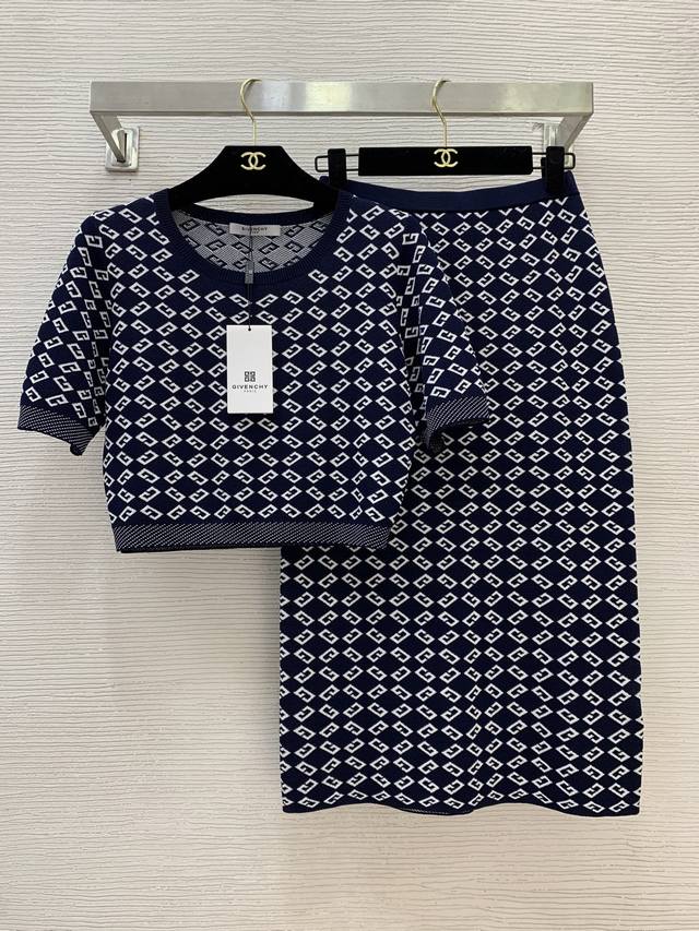 套装 、上衣 、裙子 Givench*Y纪梵家新款 高端定制通体字母提花修身两件套装！圆领短袖套头短款针织衫上衣高腰包臀后开叉中长针织裙半身裙！藏蓝色， M码：