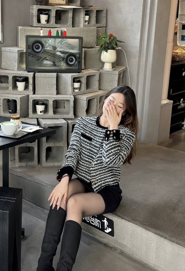 Chane*秋冬新款 高端定制羊毛混纺撞色麻花条纹丝绒拼接短款长袖小香风外套！ M码：肩宽38有垫肩，胸围92，袖长55，衣长49
