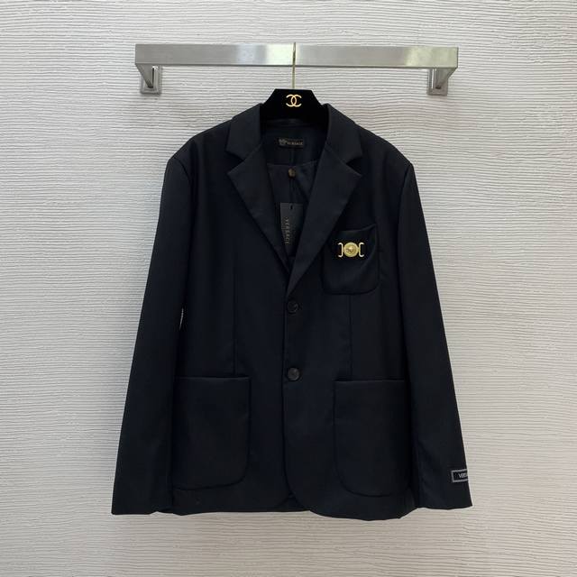 男女同款Versac*新款 经典美杜莎配件口袋装饰、原版字母Logo纽扣大口袋时尚通勤西装外套！黑色， M码：肩宽46有垫肩，胸围110，袖长61，衣长73