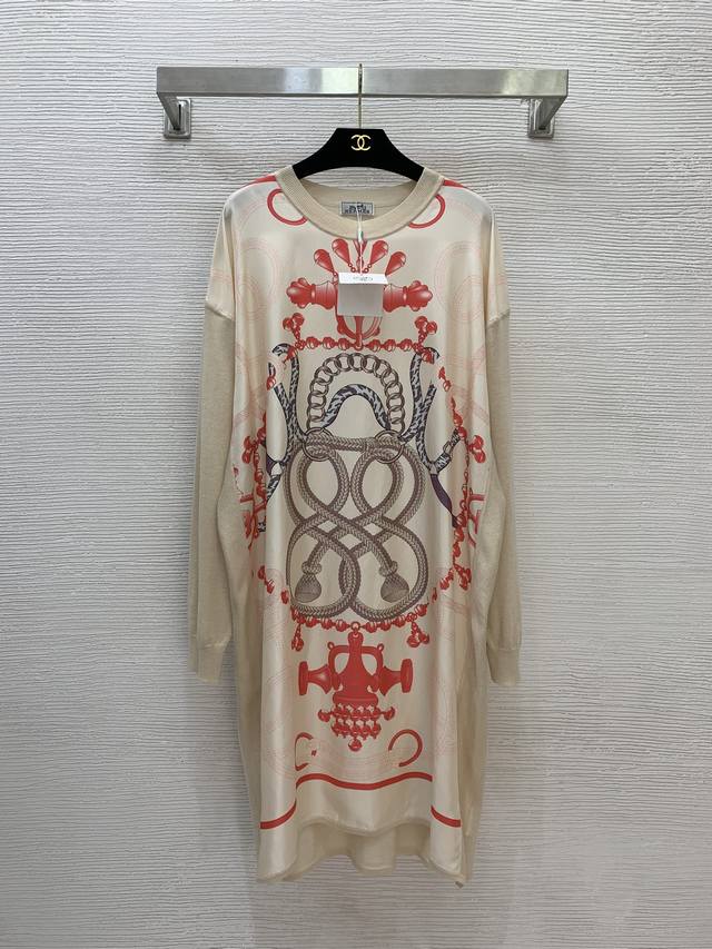 Hermè*新款 高端定制Ab面料19姆米100%真丝斜纹绸拼接羊绒羊毛混纺针织面料、链条麻绳图案印花中长款圆领长袖针织连衣裙！米白色、黑色、卡其色、 M码：肩