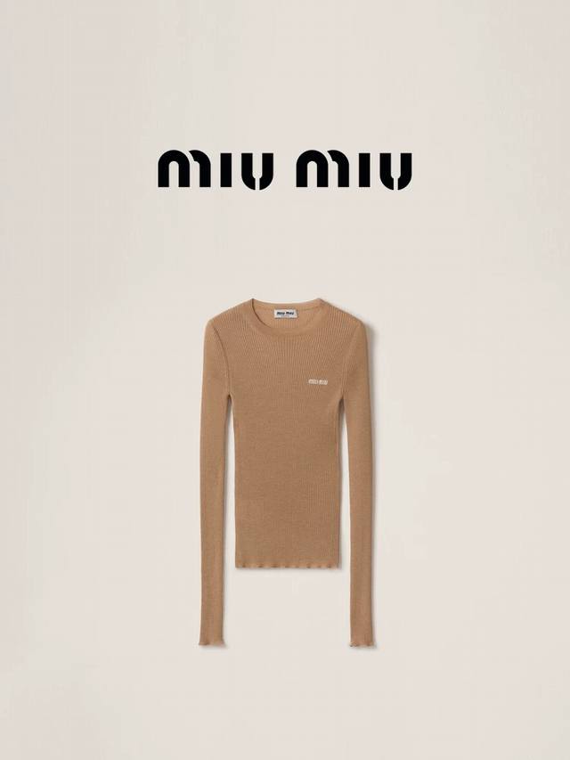Miumi缪家新款 胸前字母Logo徽标超弹力修身显瘦长袖针织衫打底衫上衣！花卡其、米白色、黑色、 M码：胸围62，袖长60，衣长55