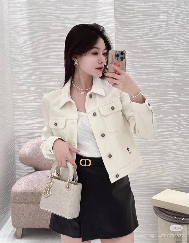 Dio*新款 高端定制原版字母Logo纽扣、老花印花内里Cd小蜜蜂刺绣翻盖口袋、短款系扣翻领长袖牛仔外套！杏色， M码：肩宽41，胸围102，袖长62，衣长57