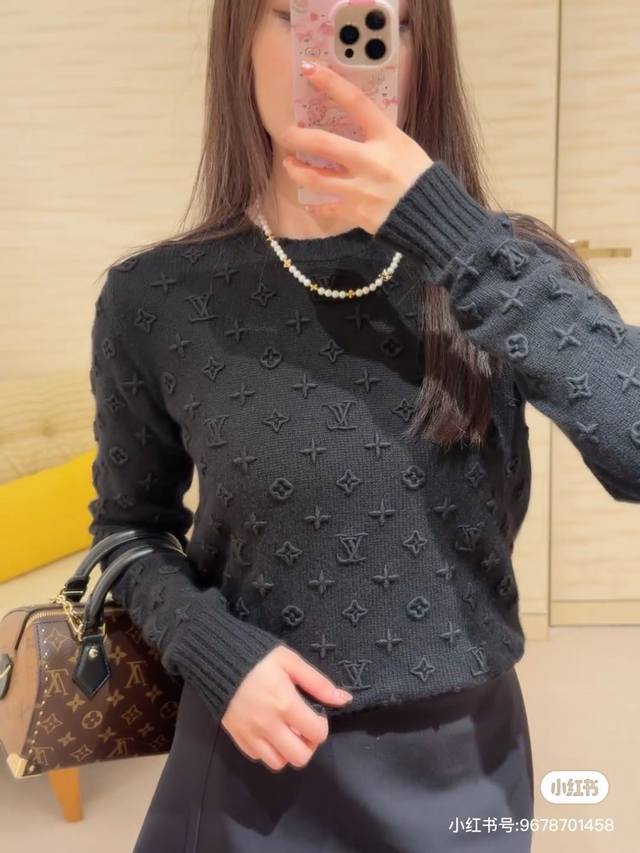 Louis*驴家Lv新款高端定制100%山羊绒纱线面料、经典字母Logo老花刺绣修身显瘦短款套头长袖针织衫毛衣上衣！杏色、黑色、 M码：肩宽43，胸围94，袖长