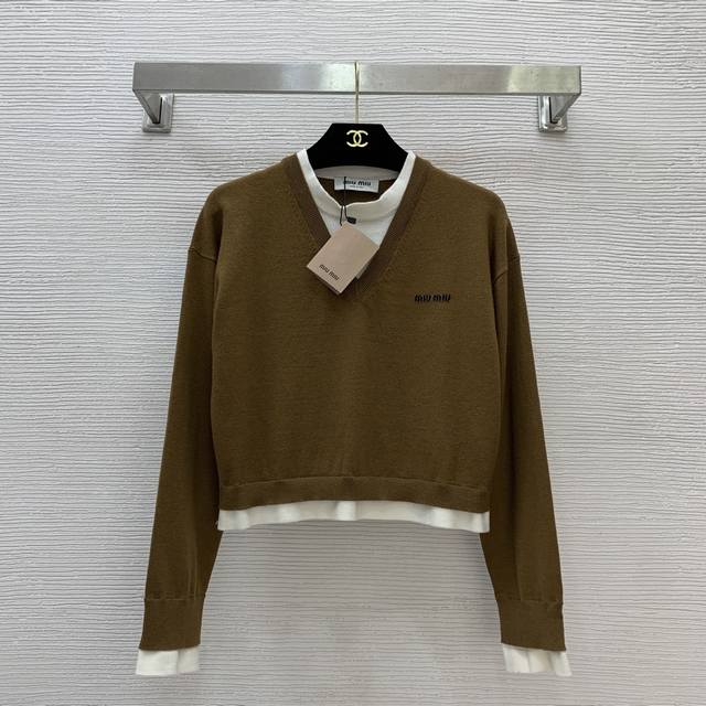 Miumi*缪家新款高端定制100%羊毛纱线面料、胸前字母Logo标志撞色拼接假两件设计时尚减龄短款长袖针织衫上衣！咖色、棕色、36.38.40 38码：肩宽4