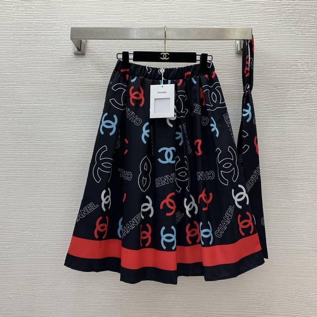 Chane*新款定制小香字母Logo双C印花 两侧口袋松紧腰大摆中长款半身裙！粉色、绿色、红色、 Xl码：腰围74可松紧，裙长70 每码平铺±4Cm