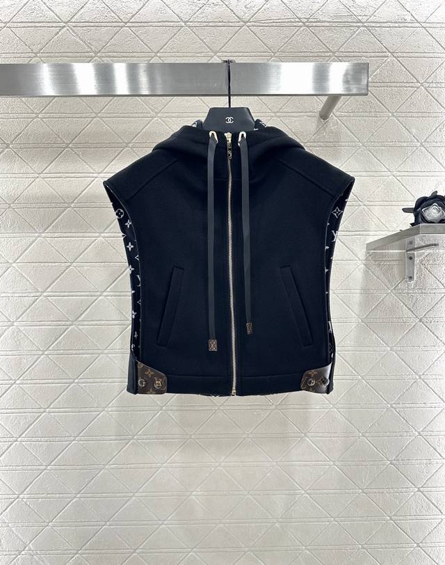 Louis Vuitto*2025新品上架 连帽印花毛呢坎肩马甲 定制Yb进口羊毛呢材质，工艺印花处理，增色时髦，连帽拉链马甲版型，大身素色沉稳低调，内衬满印四