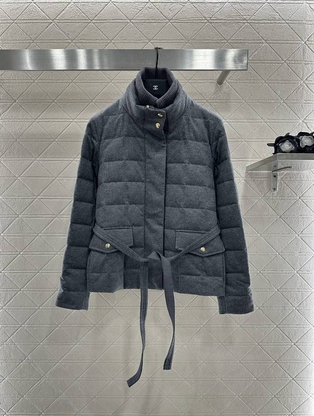 Moncle*2025新品上架 针织高领腰带羽绒服 定制Yb百分百羊毛材质，其工艺还原，升级材质，带有毛绒纹理又具备尼龙的防水防风御寒功能，白鹅绒填充内里，整件