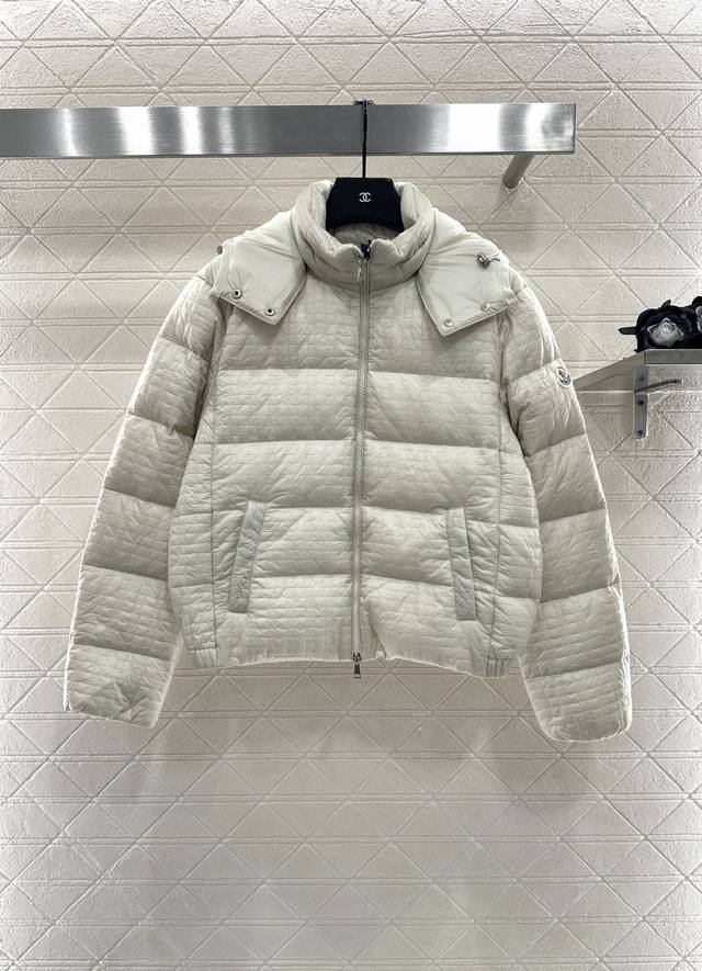 Moncle*2025新品上架 连帽羽绒服外套 定制Yb进口防风防水尼龙材质，其工艺还原，升级材质，提升秋冬御寒功能，白鹅绒填充内里，整件轻盈保暖，躯干采用长方