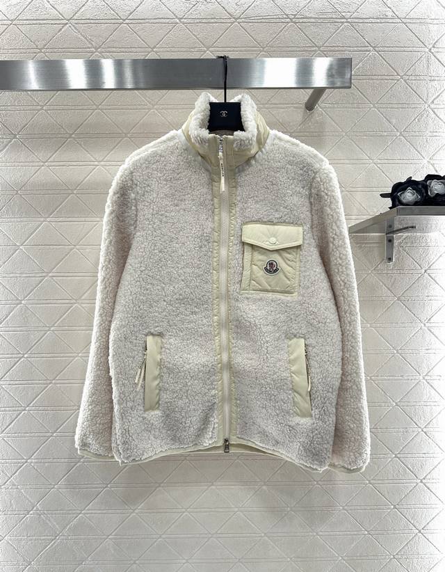 Moncle2025新品上架 泰迪毛绒棉服外套 通体饰以泰迪毛绒材质，质感柔软舒适，时髦洋气，立领棉服外套剪裁，前襟拉链胸前尼龙立体翻盖口袋彩色刺绣徽标，尽显品