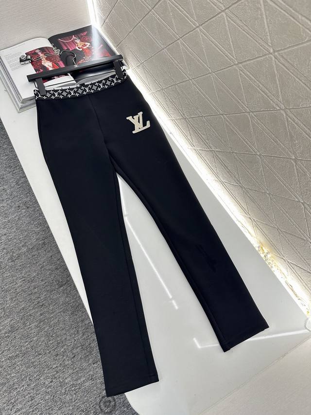 Louis Vuitto*2025新品上架 提花织带高弹打底裤 定制Yb进口高弹力材质，弹力舒适，打底裤版型，弹性十足，提臀修身，腰间白色四叶草字母徽标提花装饰