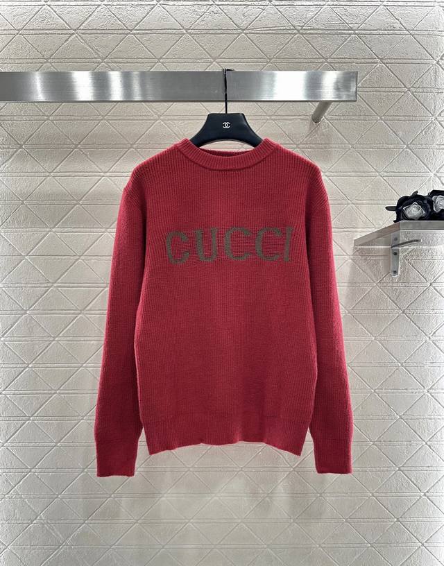 Gucc*2025新品上架 简约字母套头毛衣 定制Yb羊毛纱线织造，质感高级，舒适柔软，圆领落肩长袖毛衣，突出温柔气质，领口袖口螺纹包边。胸前字母标识撞色装饰，