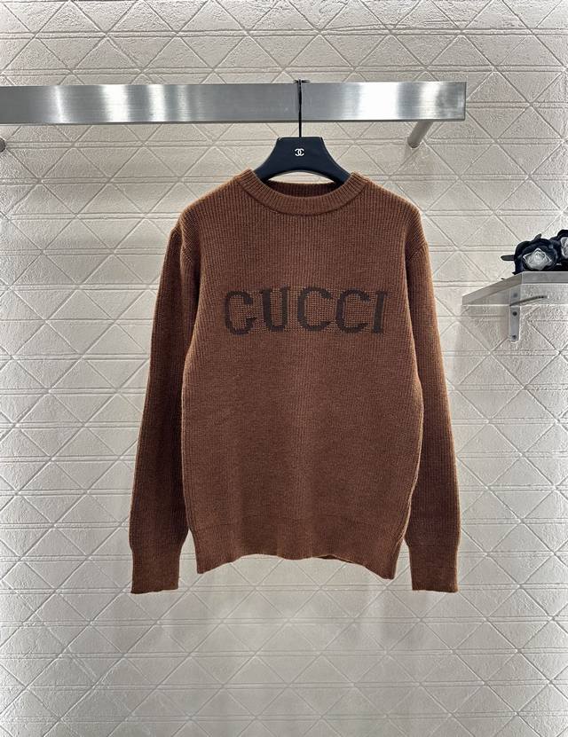 Gucc*2025新品上架 简约字母套头毛衣 定制Yb羊毛纱线织造，质感高级，舒适柔软，圆领落肩长袖毛衣，突出温柔气质，领口袖口螺纹包边。胸前字母标识撞色装饰，