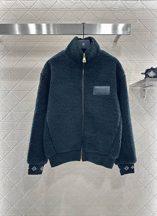 Louis Vuitto2025新品上架 泰迪毛绒拉链外套 通体饰以泰迪毛绒材质，质感柔软舒适，时髦洋气，立领外套剪裁，前襟拉链胸前立体印刻皮质徽标，尽显品牌格