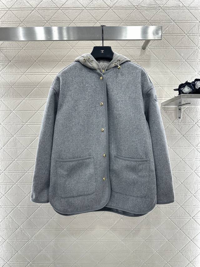 Moncle*2025新品上架 长方压纹连帽羽绒服两件套 定制Yb防风防水尼龙羊绒材质，白鹅绒填充内里，整件轻盈保暖，圆领羊绒夹克叠加连帽羽绒马甲两件套， 可拆