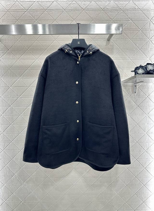 Moncle*2025新品上架 长方压纹连帽羽绒服两件套 定制Yb防风防水尼龙羊绒材质，白鹅绒填充内里，整件轻盈保暖，圆领羊绒夹克叠加连帽羽绒马甲两件套， 可拆