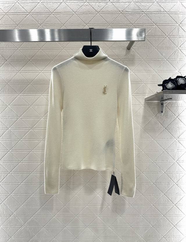 Saint Lauren*2025新品上架 高领胸针打底衫 定制Yb天丝羊毛材质，柔软细腻，质感舒适，高领针织打底衫，通体素色百搭耐看，纱线面料点缀细闪珠片，打