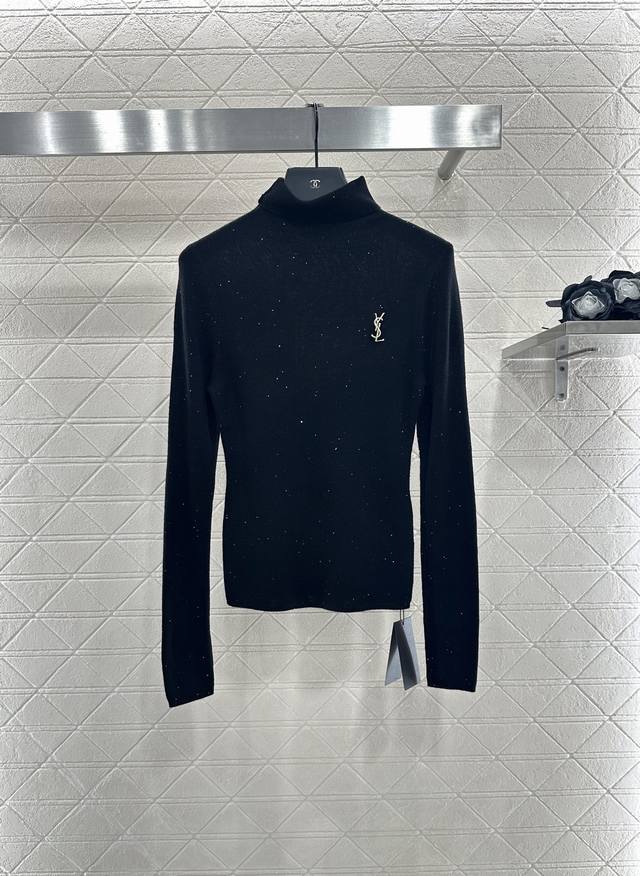 Saint Lauren*2025新品上架 高领胸针打底衫 定制Yb天丝羊毛材质，柔软细腻，质感舒适，高领针织打底衫，通体素色百搭耐看，纱线面料点缀细闪珠片，打