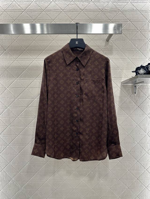 Louis Vuitto* 2025新品上架 老花满印睡衣套装 定制Yb加厚斜纹稠材质，亲肤舒适，不易抽丝，标志性品牌棕色搭配满印四叶草字母徽标图案，松弛而时髦