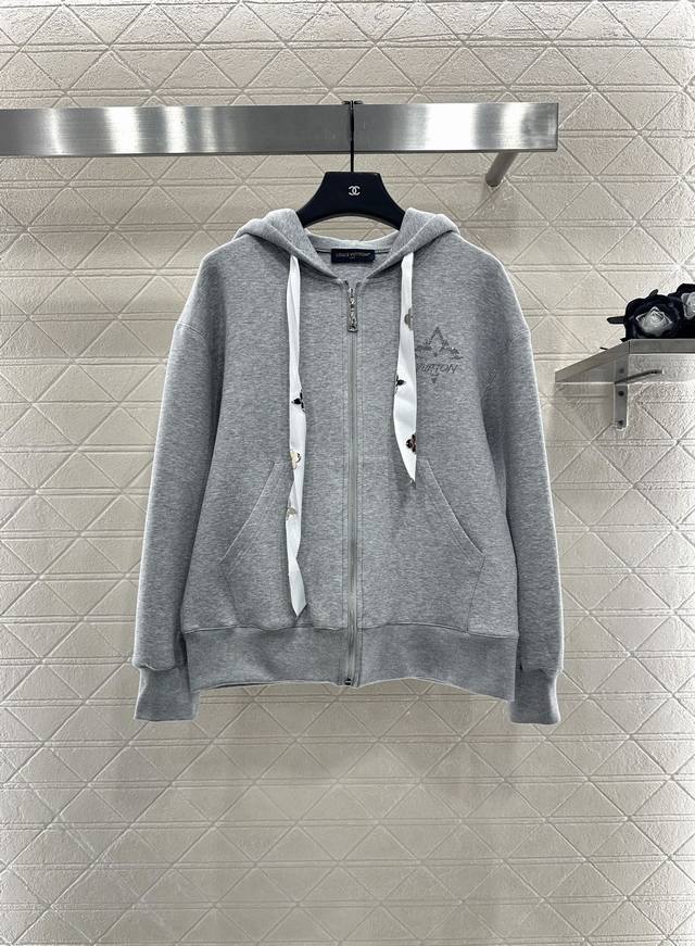 Louis Vuitto*2025新品上架 连帽外套长裤套装 定制Yb斜纹全棉材质，质感光泽，品相高级，宽松廓形连帽抽绳外套，拉链开襟调节，休闲感十足，抽绳边缘