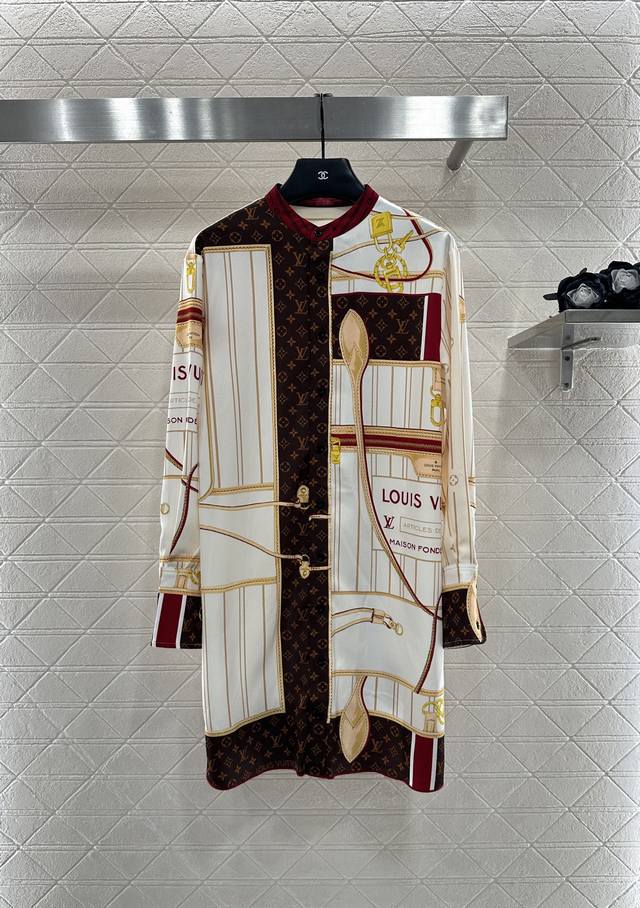 Louis Vuitto*2025新品上架 印花拼色长款衬衫 定制Yb进口斜纹棉绸材质，质感细腻，垂顺舒适，立领长款衬衫剪裁，主体为白色打底，点缀经典四叶草字母