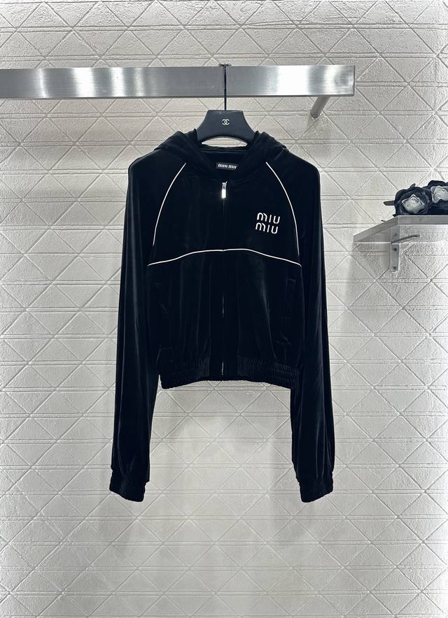 Miumi*2025新品上架 连帽外套阔腿长裤套装 定制Yb进口丝绒材质，质感光泽，垂顺舒适，连帽抽绳拉链外套，帅气十足，尽显时髦格调穿搭。轮廓线白色捆边版型划