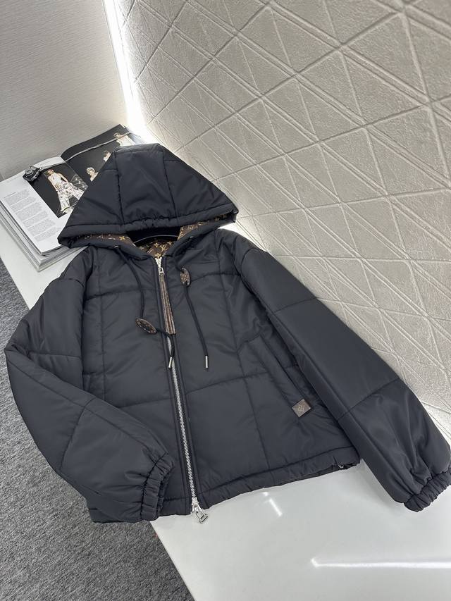Louis Vuitto*2025新品上架 连帽羽绒棉服外套 定制Yb防风防水尼龙材质，质感上乘，连帽拉链外套版型，成衣内里衔棉，防风御寒效果绝佳，不显臃肿更百
