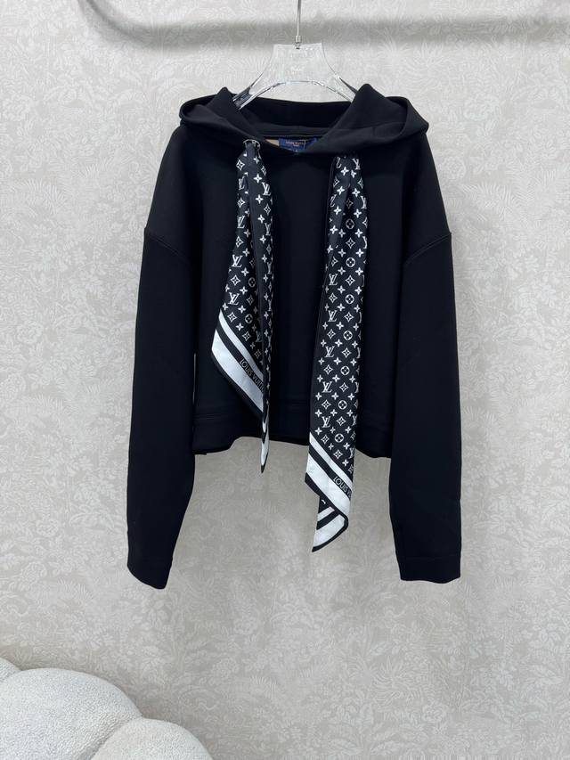 黑色实拍Louis Vuitt*N25新款领口Monogram 丝巾结构连帽卫衣！定制进口复合太空棉工艺面料质感超赞！搭配真丝丝巾 运动少女风经典时髦又高级！经