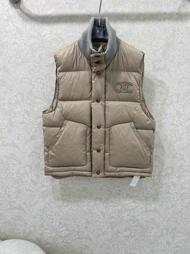 Celin* 25新款羽绒马甲 高定出品精美羊毛针织领口 胸前凯旋门Logo刺绣 定制五金 面包卷羽绒马甲 打造视觉层次感 穿出利落又帅气十足的造型感 自带复古