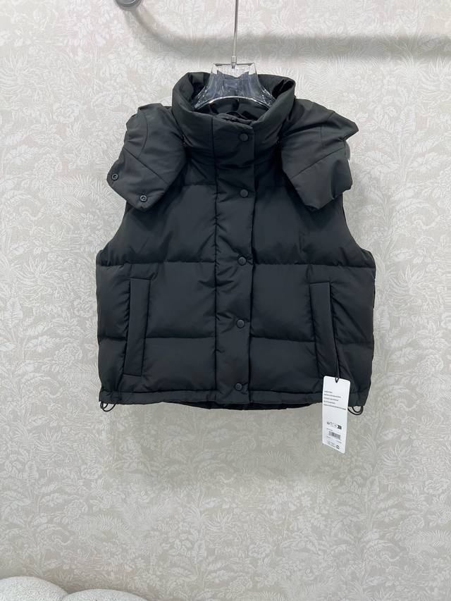 Alo* 25新款可拆卸连帽立领棉服马甲 高版出品！修身马甲时髦保暖不显臃肿 立领可拆卸连帽抽绳设计御寒防风 经典长方格纹理 后背标志性Alo品牌章作装饰 细节