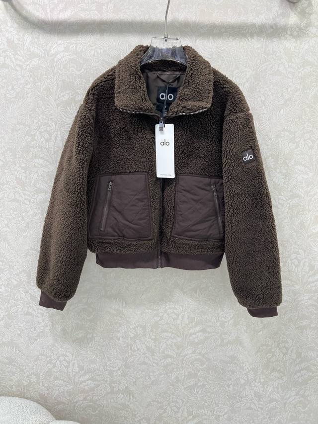 Alo*25新款泰迪毛绒飞行外套 袖中口袋以及后背均以菱格夹棉拼接 韩版宽松版型 袖臂Alo反光Logo 细节都到位 Yb一致的版型和裁剪 上身超级遮肉显瘦 自