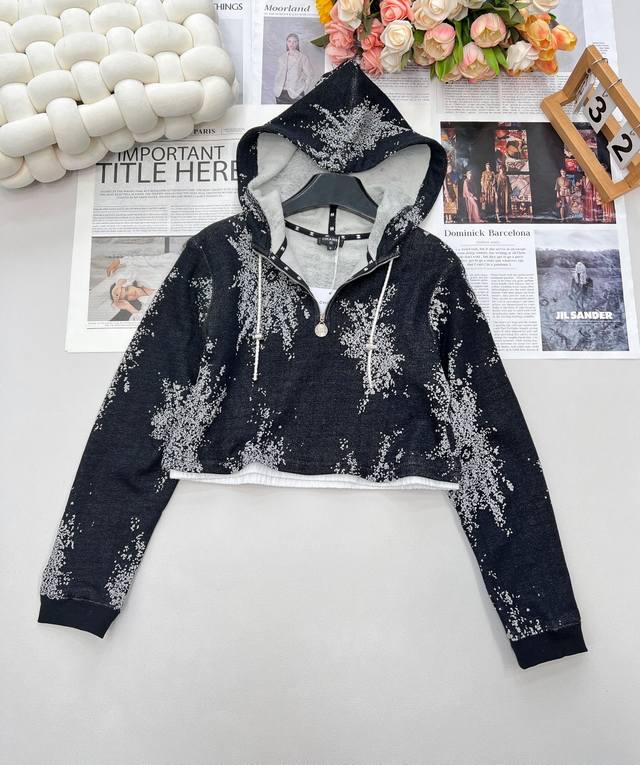 Chanel2025新款连帽印花卫衣半裙套装，定制Yb原生全棉材质 柔软亲肤 久洗不易变形起球 质感十足 连帽长袖卫衣短裙套装 时髦休闲 通体满印黑白撞色雪花图